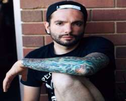 The singer is a tattoo lover and has engraved several tattoos on his hands and other body parts.